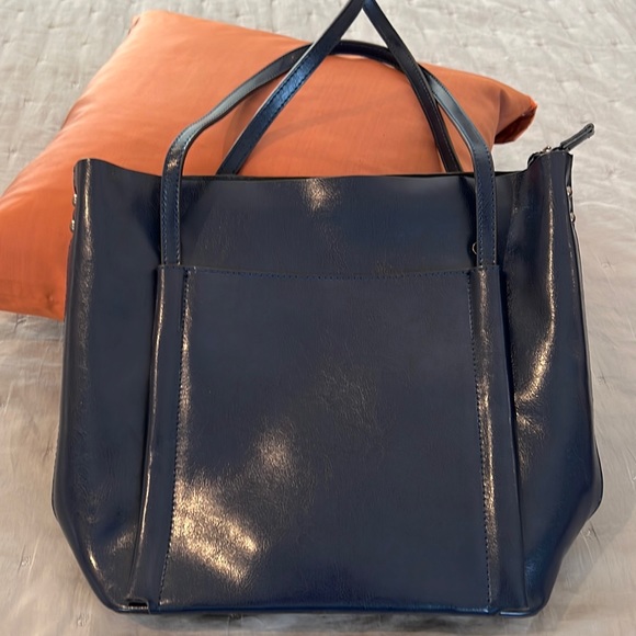 NWOT blue leather tote bag in navy blue. Lovely shape. Well sewn and strong. - Picture 3 of 8